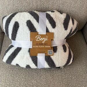 Benji Ultra Plush Zebra Throw